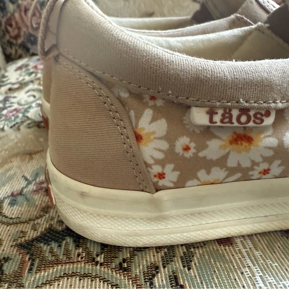 Taos slip on sneakers in a lovely floral pattern women’s 7.5 - Picture 4 of 10